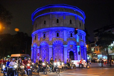 Tháp nước Hàng Đậu đẹp ngỡ ngàng với hệ thống đèn chiếu nhiều màu