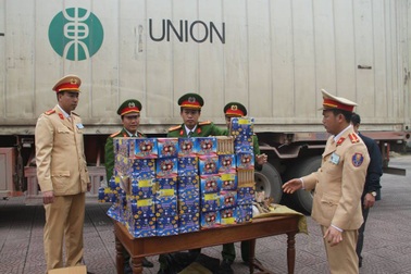 Bị phát hiện chở pháo, lái xe bỏ chạy gần 100km để thoát thân