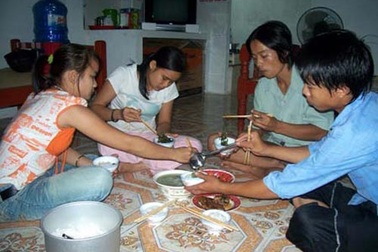 “Ông nào sống nổi bằng lương tối thiểu, tôi đi đầu xuống đất!”