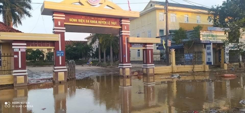 Lũ rút, các bệnh viện ngập sâu tại Quảng Bình đón bệnh nhân trở lại - 1 Lũ rút, các bệnh viện ngập sâu tại Quảng Bình đón bệnh nhân trở lại - 1