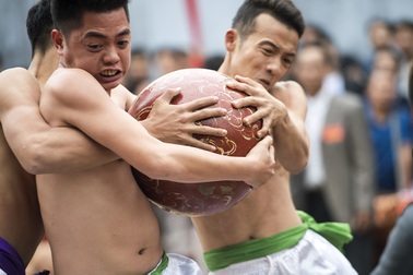 "Trai phố" Hà Nội căng sức vật cầu đậm chất làng quê