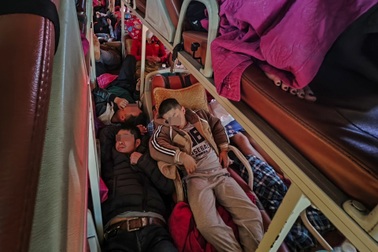 Xe 45 chỗ nhồi nhét 75 người: Khách chen chúc giữa hành lang lối đi