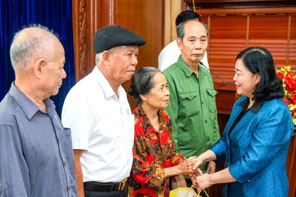 Chủ tịch Ủy ban T.Ư MTTQ Việt Nam tặng quà gia đình chính sách Ninh Bình - 1