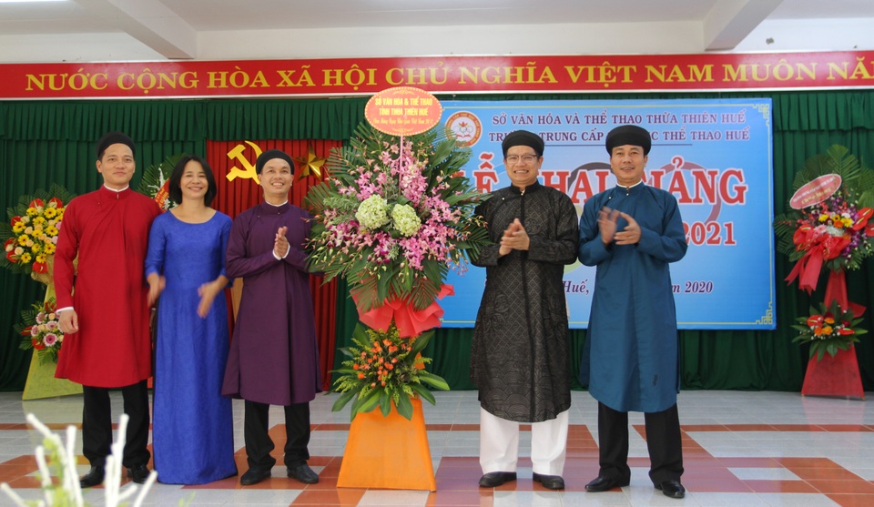 Các thầy giáo ở Huế mặc áo dài ngũ thân dự khai giảng năm học mới - 9 Các thầy giáo ở Huế mặc áo dài ngũ thân dự khai giảng năm học mới - 9