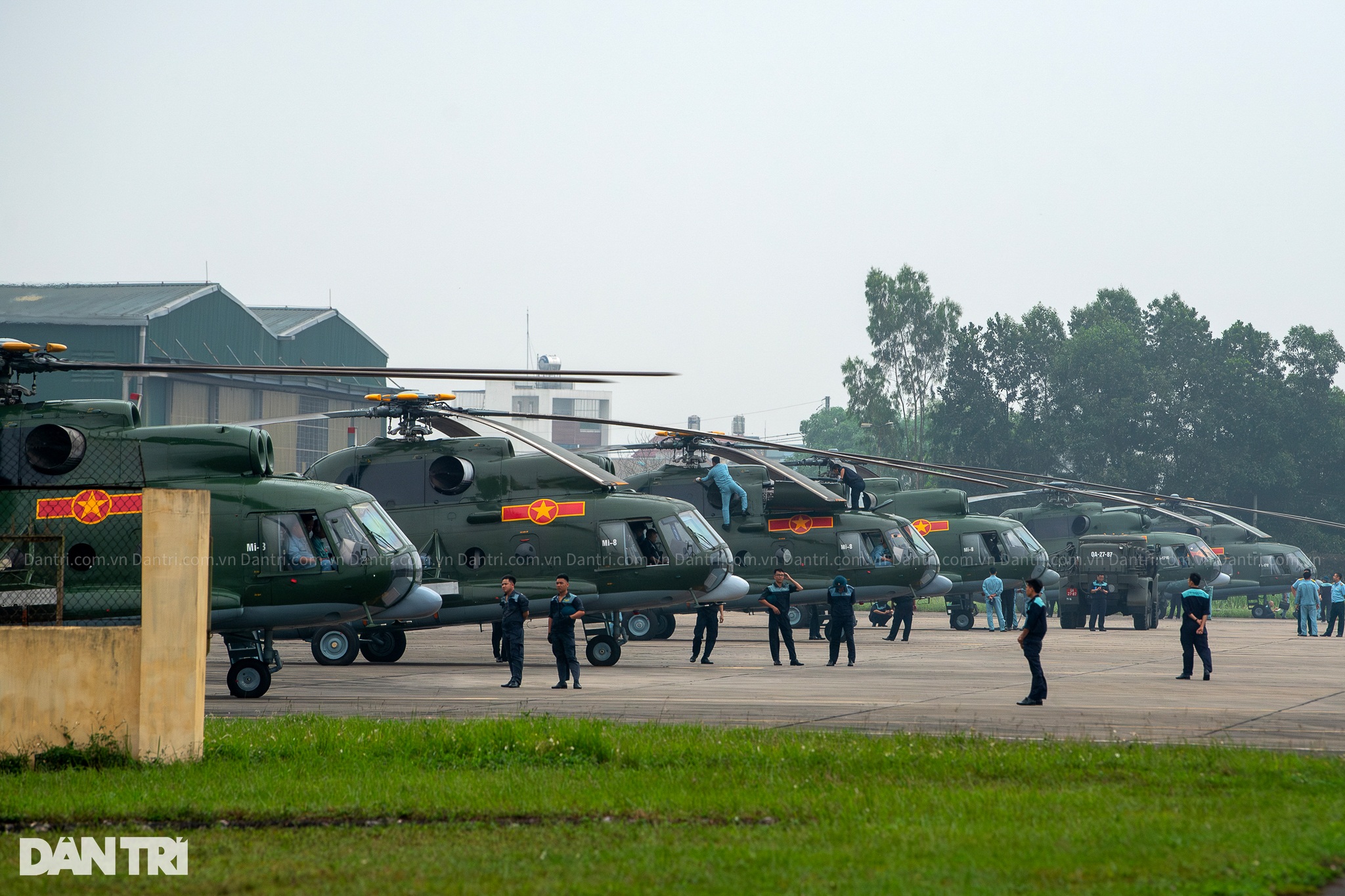 Dàn 11 trực thăng của Không quân Việt Nam hạ cánh ở sân bay Điện Biên - 1