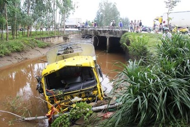 Xe tải “bay” xuống kênh, lái xe đạp cửa thoát thân