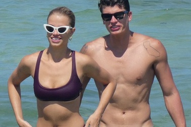 Hailey Clauson nuột nà trên biển