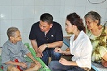 Theo chân Hoa Hậu Mỹ Vân làm từ thiện đầu năm