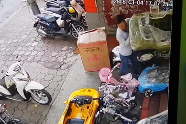 Bài học vì chở con nhỏ bằng xe máy, dừng xe nhưng không tắt máy