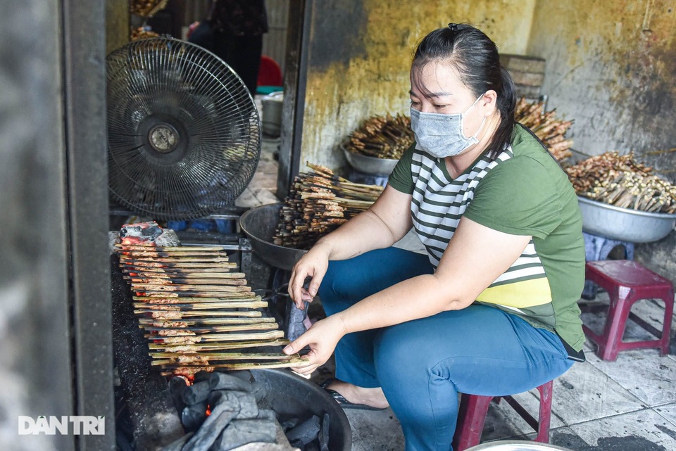 Hiếm có ở Hà Nội: Bún chả kẹp que tre nướng, ngày bán hàng trăm suất - 3 Hiếm có ở Hà Nội: Bún chả kẹp que tre nướng, ngày bán hàng trăm suất - 3