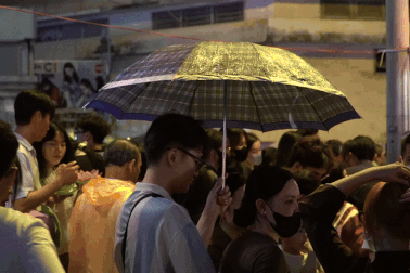 Người dân TPHCM đội mưa đến chùa thả hoa đăng dịp lễ Phật đản