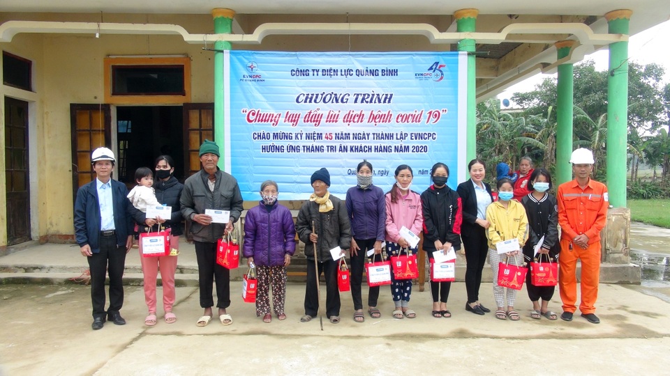 Hỗ trợ sửa chữa hệ thống điện miễn phí cho gia đình chính sách, hộ nghèo - 2
