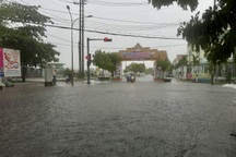 TPHCM mưa lớn, nhiều nơi ngập úng cục bộ