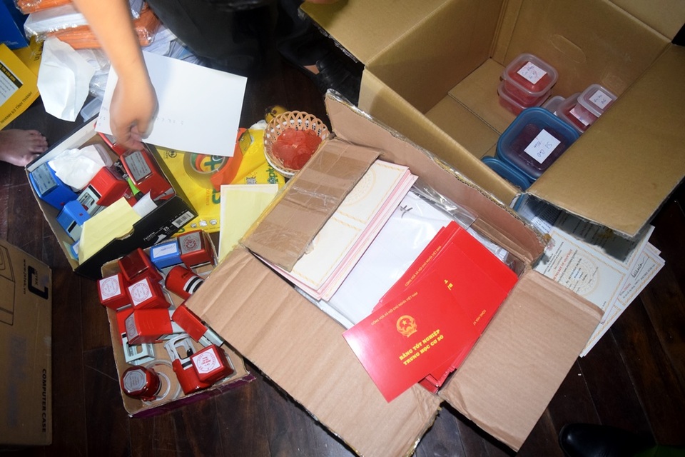 Bắt nhiều đối tượng trong dây làm văn bằng giả liên tỉnh - 2