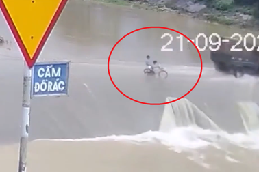 Khoảnh khắc hai bé gái bị nước cuốn trôi khi đạp xe qua đập tràn
