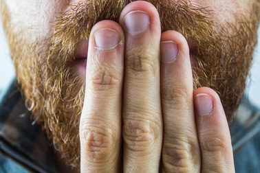 Cuộc sống khổ sở của người đàn ông không thể ợ suốt 34 năm