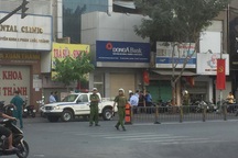 Đối tượng ôm súng đạn cố thủ trong nhà dân nghi bị tâm thần