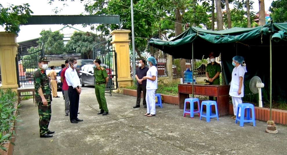 Ăn nhậu trong khu cách ly, 3 thanh niên bị phạt hơn 22 triệu đồng - 1 Ăn nhậu trong khu cách ly, 3 thanh niên bị phạt hơn 22 triệu đồng - 1