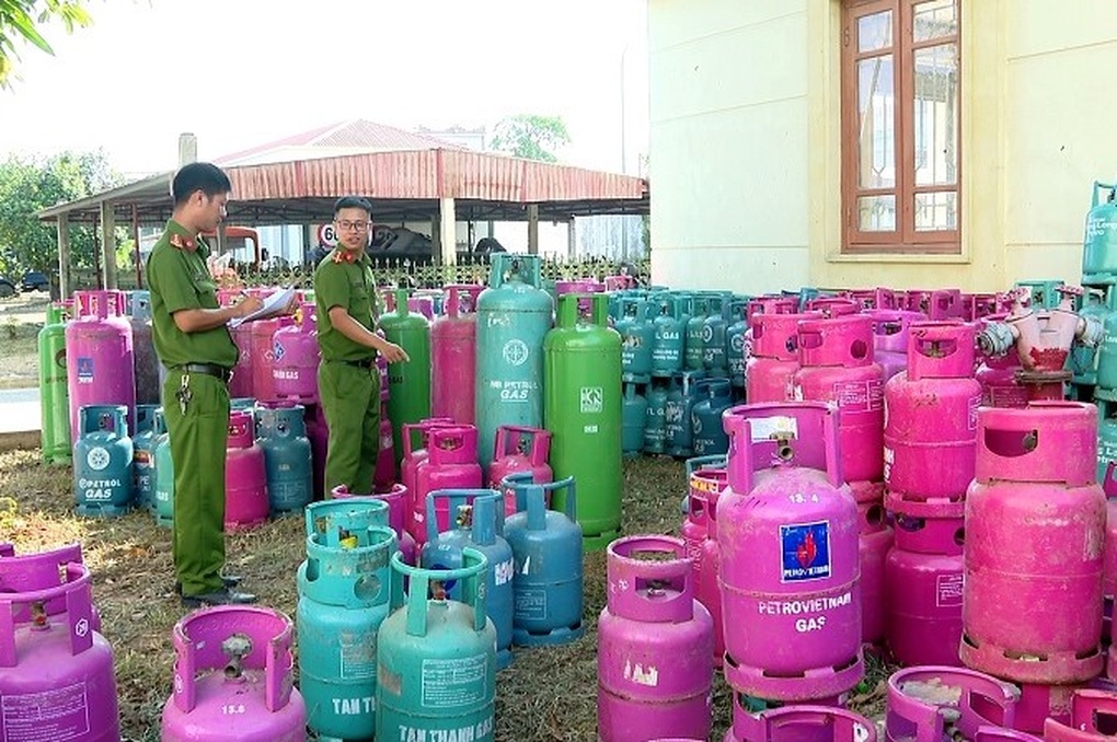 Biến kho vật liệu xây dựng thành điểm sang chiết gas trái phép - 1 Biến kho vật liệu xây dựng thành điểm sang chiết gas trái phép - 1