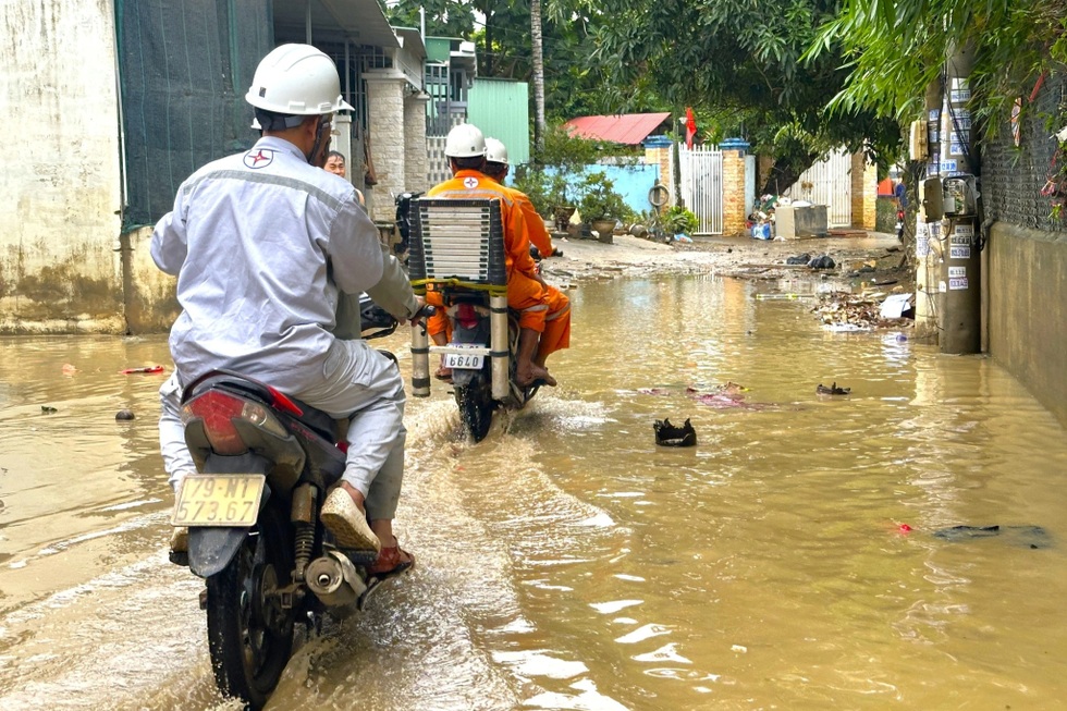 Những cuộc gọi dang dở trong lũ dữ và hành trình đưa điện trở lại - 6 Những cuộc gọi dang dở trong lũ dữ và hành trình đưa điện trở lại - 6