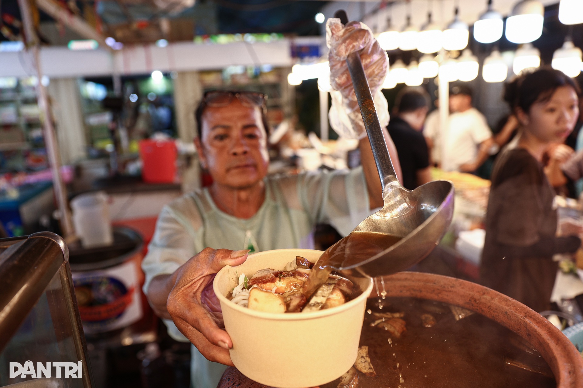 Phố đêm nhộn nhịp ở chợ cổ gần 100 năm tuổi tại TPHCM - 8