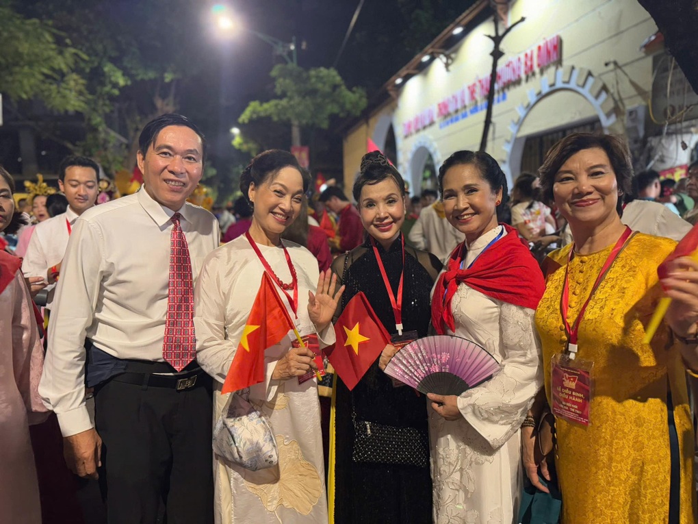 Dàn NSND diễu hành ở A80: Người là mẹ chồng dễ tính, người về hưu đắt show - 1 Dàn NSND diễu hành ở A80: Người là mẹ chồng dễ tính, người về hưu đắt show - 1