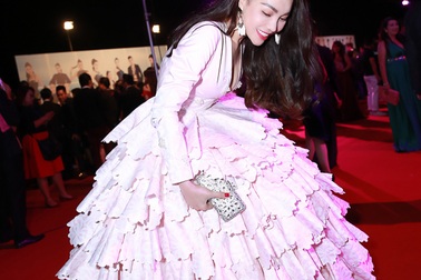 Người đẹp Trà Ngọc Hằng diện chiếc váy nặng… 150kg?