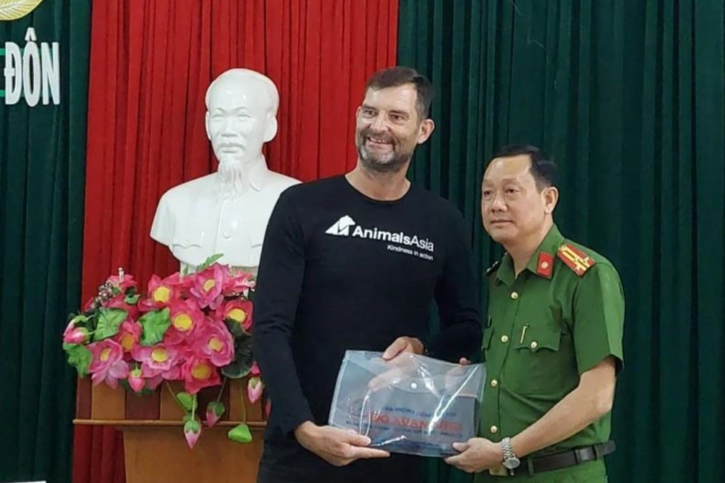 Trao trả chuyên gia người Anh chiếc điện thoại chứa nhiều tư liệu quý - 1 Trao trả chuyên gia người Anh chiếc điện thoại chứa nhiều tư liệu quý - 1