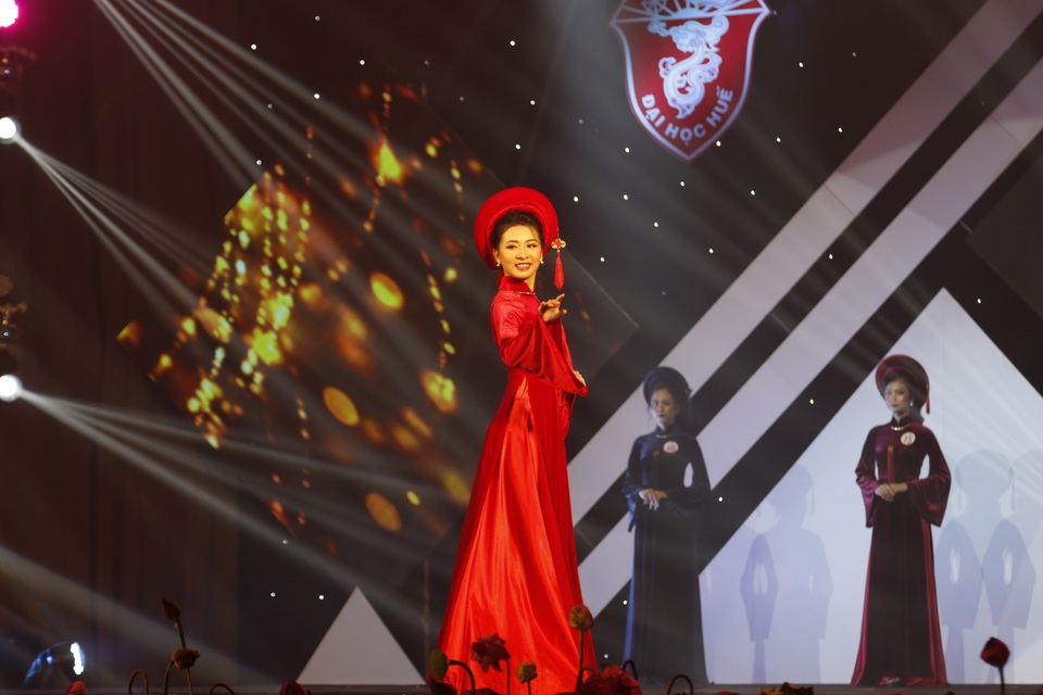 Trả lời hay về áo dài, nữ sinh Ngoại ngữ đăng quang Hoa khôi Đại học Huế - 7 Trả lời hay về áo dài, nữ sinh Ngoại ngữ đăng quang Hoa khôi Đại học Huế - 7