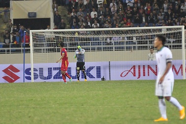 Thủ môn Nguyên Mạnh xin lỗi người hâm mộ