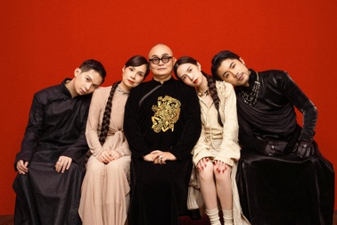 Nghệ sĩ Xuân Hinh đăng ảnh gia đình, nhan sắc bà xã gây chú ý