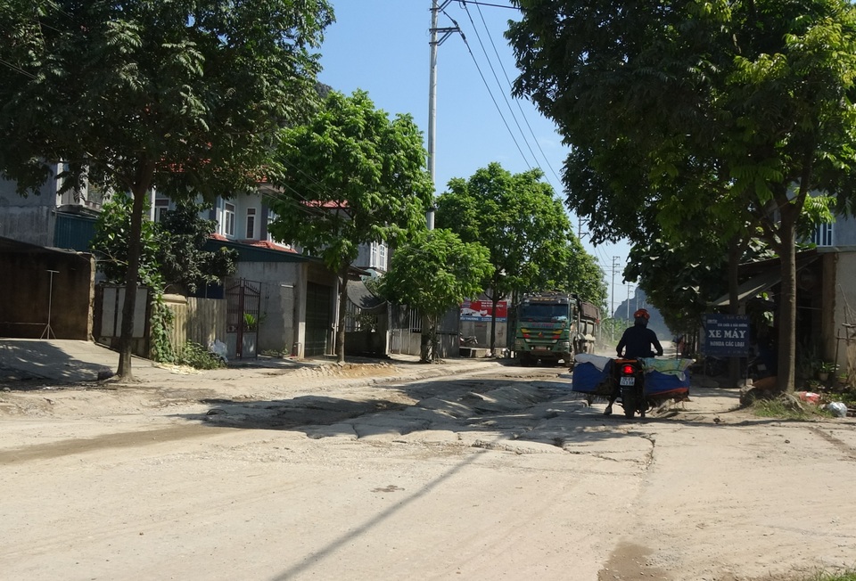 Kinh hãi đoạn đường bê tông vỡ vụn, tai nạn xảy ra như cơm bữa ở Hà Nội - 2 Kinh hãi đoạn đường bê tông vỡ vụn, tai nạn xảy ra như cơm bữa ở Hà Nội - 2