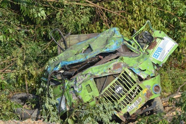 Xe than “thổ phỉ” lao xuống vực sâu, 2 người thương vong