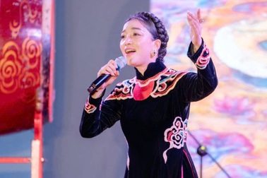 Phạm Thu Hà hát "Hà Nội 12 mùa hoa" tại triển lãm của Chu Nhật Quang