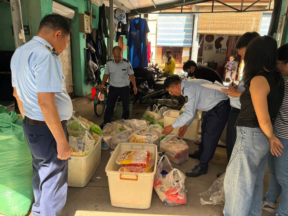 Hà Nội tăng cường kiểm tra, xử lý nghiêm vi phạm giá cả và an toàn thực phẩm dịp cuối năm - 1