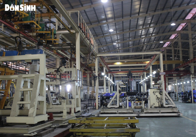 Lần đầu tiên tại Việt Nam xuất hiện xe tải 4 chân tiêu chuẩn Euro5 trang bị cả "rừng" công nghệ - Ảnh 1. Lần đầu tiên tại Việt Nam xuất hiện xe tải 4 chân tiêu chuẩn Euro5 trang bị cả "rừng" công nghệ - Ảnh 1.