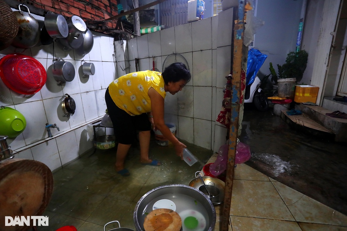 Cuộc sống người dân trong hẻm nhỏ ở TPHCM đảo lộn vì triều cường - 6 Cuộc sống người dân trong hẻm nhỏ ở TPHCM đảo lộn vì triều cường - 6