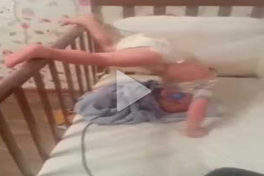 Clip "vượt ngục" siêu dễ thương của bé