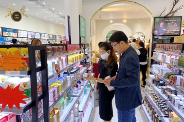 Bị Covid-19 "đánh" tơi tả, ngành mỹ phẩm, đồ làm đẹp xoay xỏa tự cứu mình