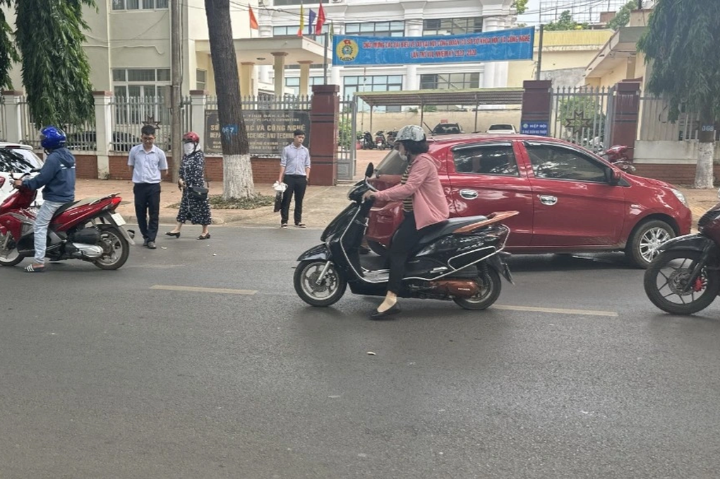 Cô gái ở Đắk Lắk tố bị nam bác sĩ hành hung giữa phố - 2 Cô gái ở Đắk Lắk tố bị nam bác sĩ hành hung giữa phố - 2