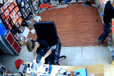 Sốc khoảnh khắc smartphone phát nổ rồi bốc cháy ngùn ngụt