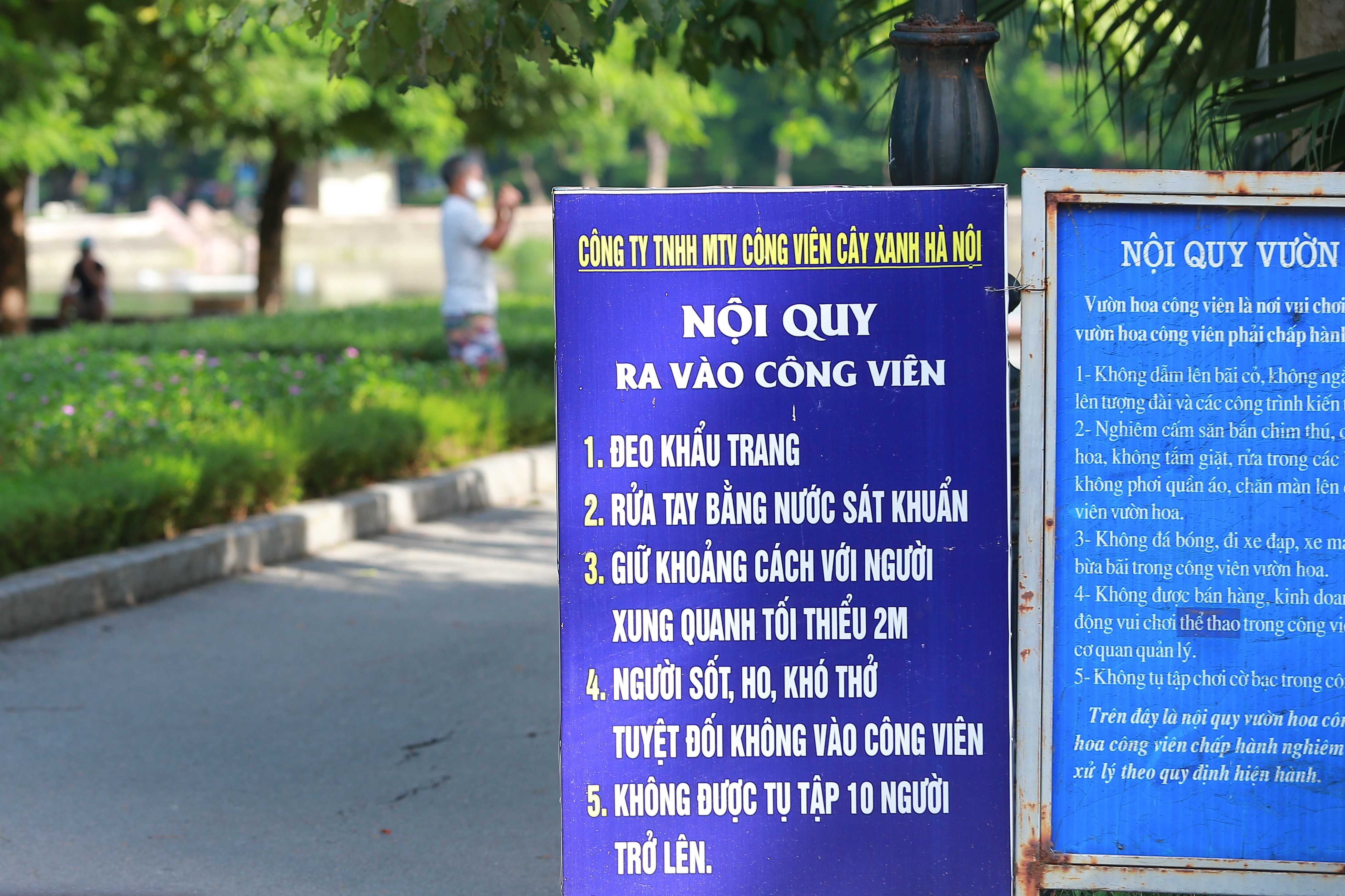 Người dân Hà Nội vẫn thờ ơ với lệnh đeo khẩu trang nơi công cộng - 1 Người dân Hà Nội vẫn thờ ơ với lệnh đeo khẩu trang nơi công cộng - 1