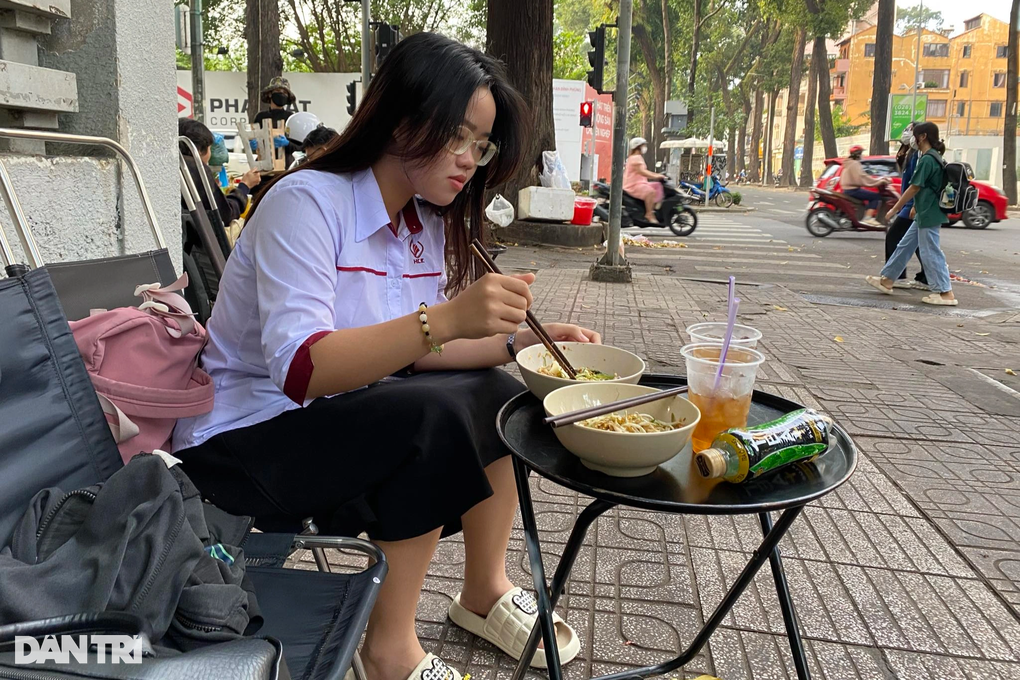 Mixed vermicelli carts make millions, selling hundreds of portions/day: Students line up - 4