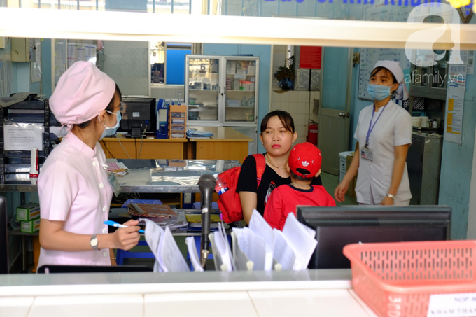 Bộ trưởng Y tế trực tiếp thị sát dịch sởi tại TP.HCM, cảnh báo các bà mẹ không chích ngừa sẽ lãnh hậu quả - Ảnh 13. Bộ trưởng Y tế trực tiếp thị sát dịch sởi tại TP.HCM, cảnh báo các bà mẹ không chích ngừa sẽ lãnh hậu quả - Ảnh 13.