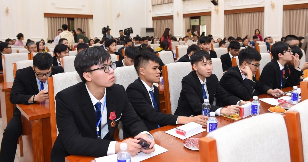 Duy trì chính sách cử học sinh đi nước ngoài đào tạo bằng học bổng Nhà nước - 1 Duy trì chính sách cử học sinh đi nước ngoài đào tạo bằng học bổng Nhà nước - 1