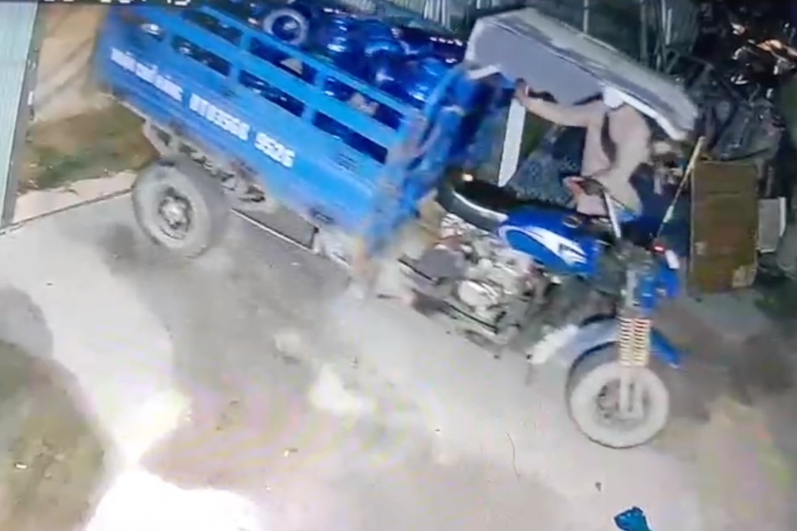 Tên trộm nhốt nữ chủ nhà rồi lấy xe ba gác cùng hơn 30 vỏ bình nước - 1 Tên trộm nhốt nữ chủ nhà rồi lấy xe ba gác cùng hơn 30 vỏ bình nước - 1