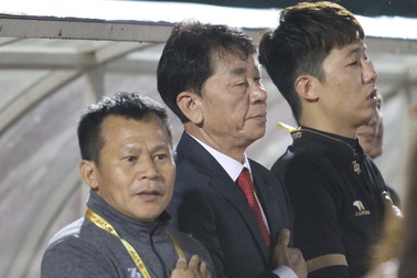 HLV người Hàn Quốc của CLB TPHCM phản ứng trọng tài