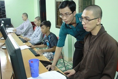 Lớp Tin học miễn phí nơi cửa chùa