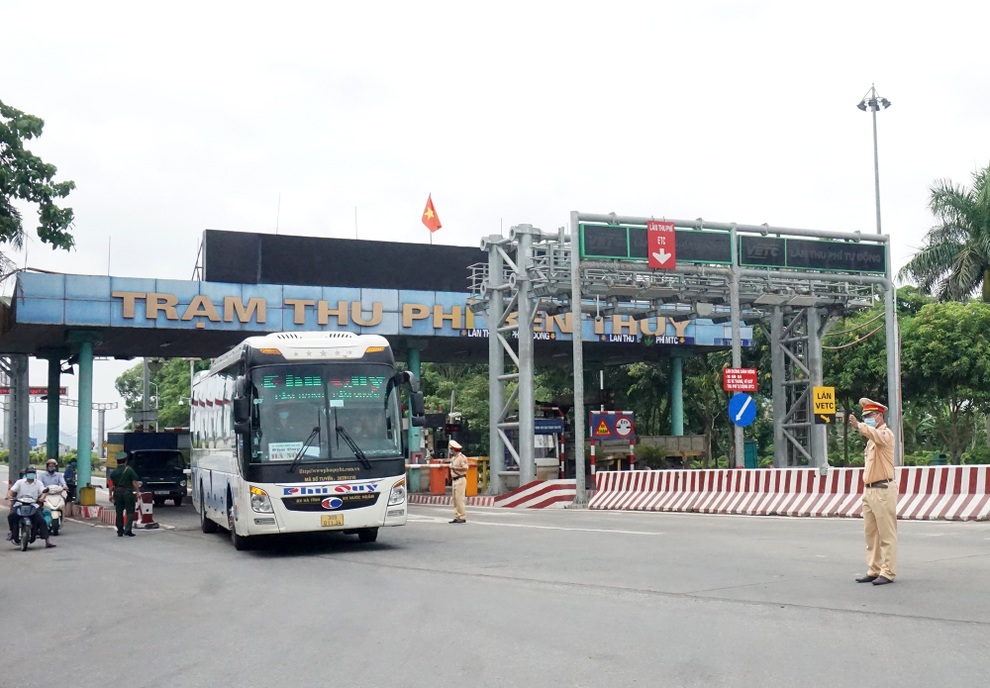 Cấm xe qua Hà Tĩnh, mẹ con tôi về nhà bằng cách nào? - 1 Cấm xe qua Hà Tĩnh, mẹ con tôi về nhà bằng cách nào? - 1