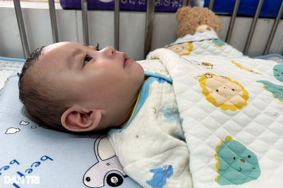 Cậu bé bại não hồi sinh kỳ diệu nhờ 54 bố mẹ mặc áo blouse trắng - 2